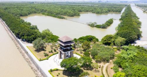 The largest park in Guangzhou, equivalent to 7.7 Yuexiu parks, with a good environment suitable for elderly and children to play.
