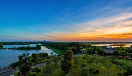 The largest park in Guangzhou, equivalent to 7.7 Yuexiu parks, with a good environment suitable for elderly and children to play.
