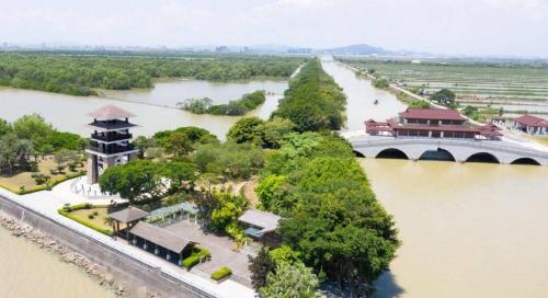 The largest park in Guangzhou, equivalent to 7.7 Yuexiu parks, with a good environment suitable for elderly and children to play.

