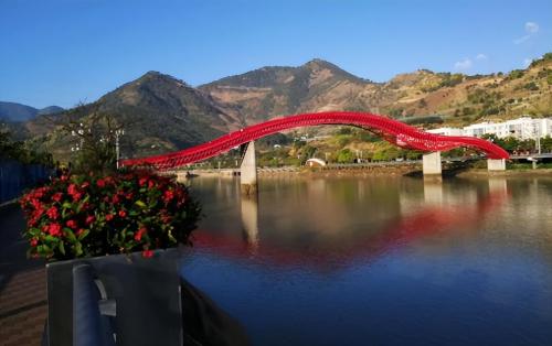 This small county in China, known as Sanya, is warmer in winter than Kunming and has a good hostel.

