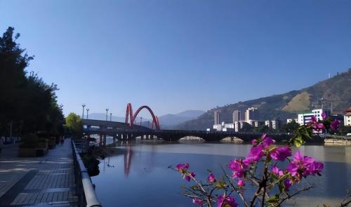 This small county in China, known as Sanya, is warmer in winter than Kunming and has a good hostel.
