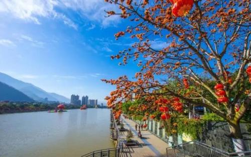 This small county in China, known as Sanya, is warmer in winter than Kunming and has a good hostel.
