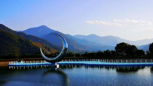 This small county in China, known as Sanya, is warmer in winter than Kunming and has a good hostel.
