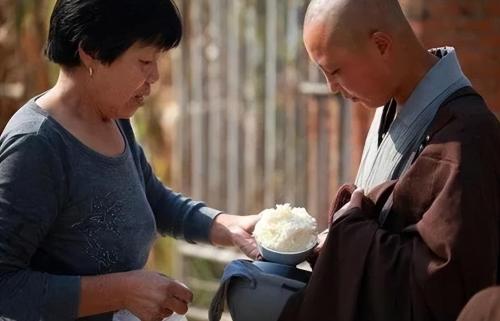 "Poor" temples in Liaoning, do not engage in tourism and do not touch money, sleep 4 hours a day and eat once