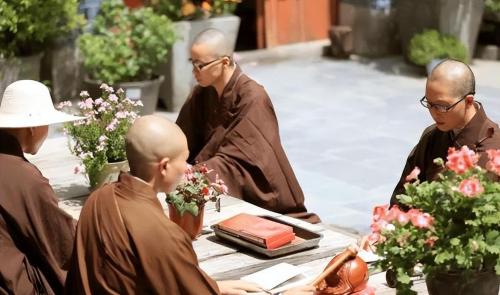 "Poor" temples in Liaoning, do not engage in tourism and do not touch money, sleep 4 hours a day and eat once