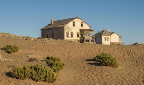 The first village in Chinese desert was discovered thanks to construction of a desert road Villagers do not know what year and month it is