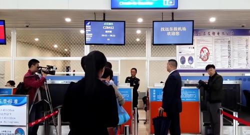 At a lonely airport in northeast China, there is only one flight a day, and staff has little to do after flight.