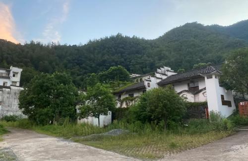 The Longevity Village is hidden deep in mountains of Anhui, it is said to be protected by "dragon vein", and tourists from all over world come here to recuperate.