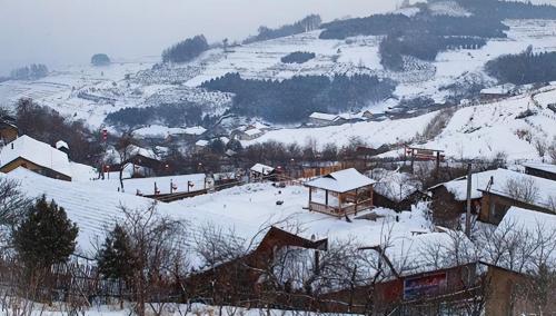 A small village in mountains of Jilin is full of people from Shandong who miss their hometown but cannot return.