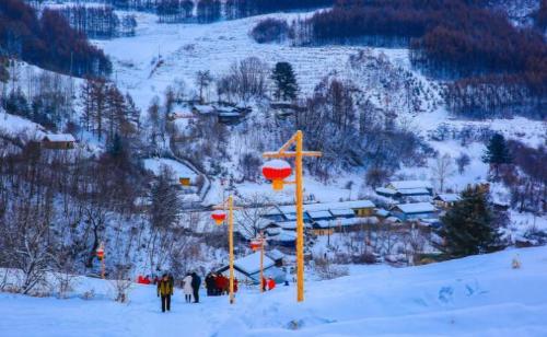 A small village in mountains of Jilin is full of people from Shandong who miss their hometown but cannot return.