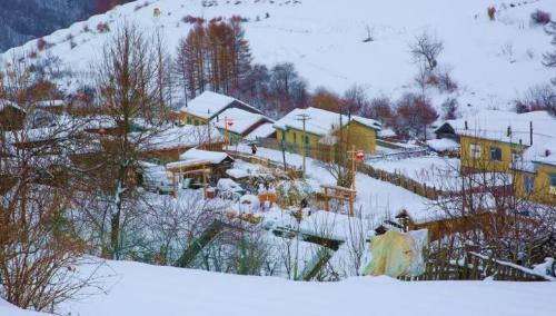 A small village in mountains of Jilin is full of people from Shandong who miss their hometown but cannot return.