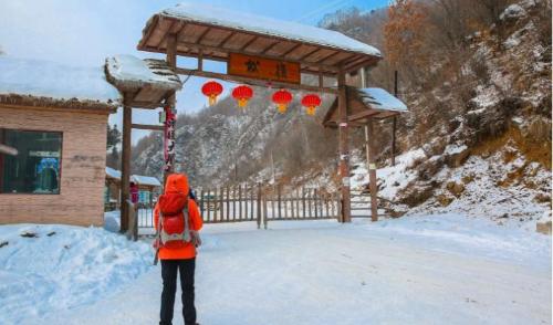 A small village in mountains of Jilin is full of people from Shandong who miss their hometown but cannot return.