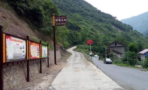 A small village in mountains of Jilin is full of people from Shandong who miss their hometown but cannot return.