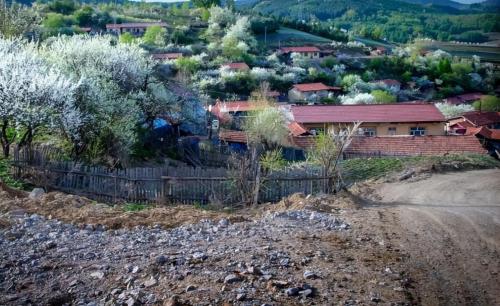 A small village in mountains of Jilin is full of people from Shandong who miss their hometown but cannot return.