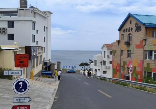 China's cleanest coastal city, comfortable and leisurely, with low housing prices is known as "Global Habitat".