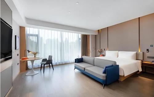 I traveled half of China in 475 days and stayed in hotels every day. I'll tell you how to find cheap hotels