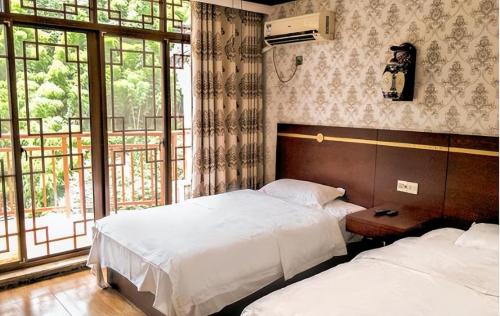 I traveled half of China in 475 days and stayed in hotels every day. I'll tell you how to find cheap hotels