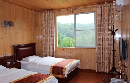I traveled half of China in 475 days and stayed in hotels every day. I'll tell you how to find cheap hotels