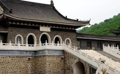 Poor temple in Liaoning, all women in temple sleep 4 hours a day, eat one meal and forbid pilgrims to donate money