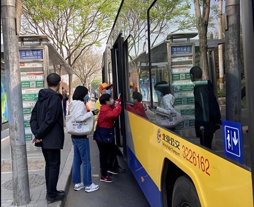 The most "labor-intensive" bus in China, with 86 stops along way, 9 hours round trip can last a whole day.