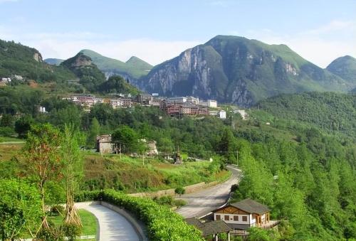 Rural areas in north mostly live together with different surnames, and in south mostly live together with same surname. What is the difference between them?