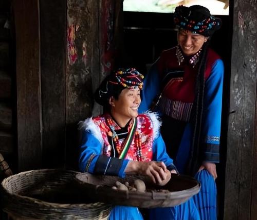 Yunnan has a subsidiary country. Men and women never marry and reproduce in this "unique" way.
