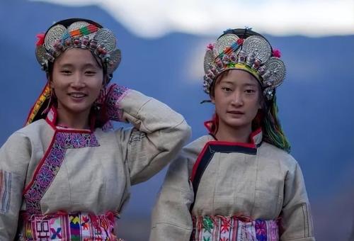 Yunnan has a subsidiary country. Men and women never marry and reproduce in this "unique" way.

