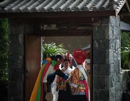Yunnan has a subsidiary country. Men and women never marry and reproduce in this "unique" way.
