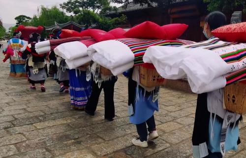 Yunnan has a subsidiary country. Men and women never marry and reproduce in this "unique" way.
