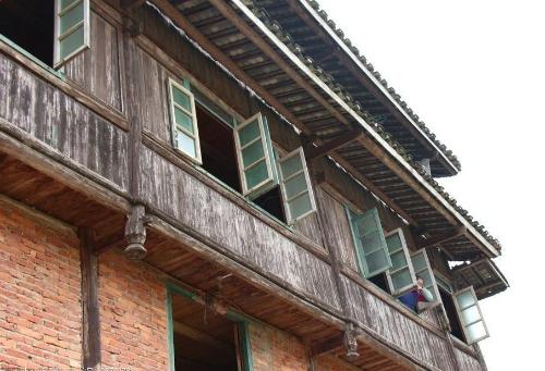 Located in "Mushroom Village" at junction of Guangxi and Guizhou, women dress openly and ask for a man.