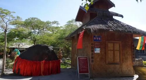Magical Chinese Village: One village, two countries traveling abroad several times a day, tourists crossing yellow line will be fined