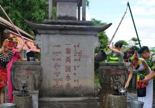 Magical Chinese Village: One village, two countries traveling abroad several times a day, tourists crossing yellow line will be fined