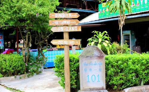 Magical Chinese Village: One village, two countries traveling abroad several times a day, tourists crossing yellow line will be fined