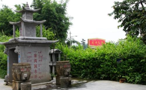 Magical Chinese Village: One village, two countries traveling abroad several times a day, tourists crossing yellow line will be fined
