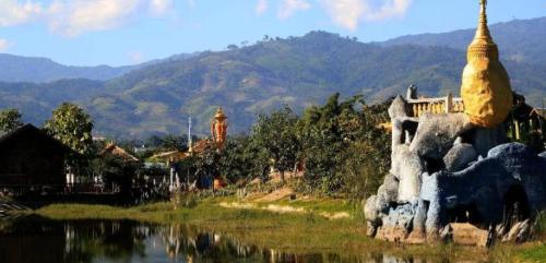 Magical Chinese Village: One village, two countries traveling abroad several times a day, tourists crossing yellow line will be fined