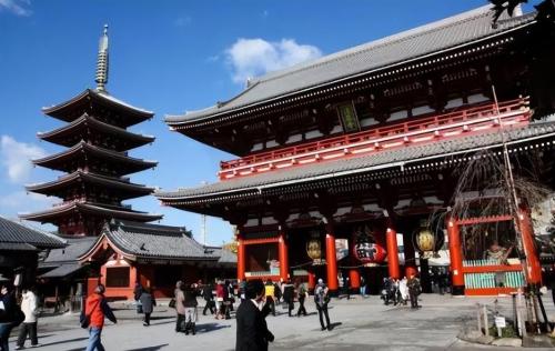 Why do Japanese people have a habit of taking off their shoes when entering a house? What to do if someone's feet smell bad?
