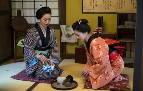 Why do Japanese people have a habit of taking off their shoes when entering a house? What to do if someone's feet smell bad?
