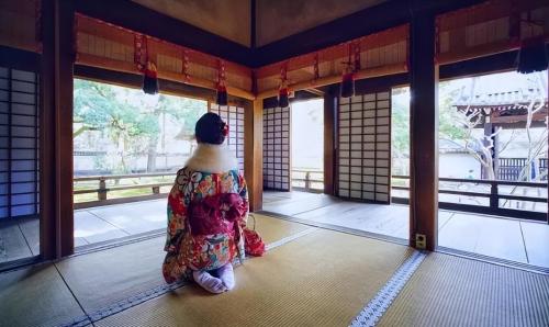 Why do Japanese people have a habit of taking off their shoes when entering a house? What to do if someone's feet smell bad?
