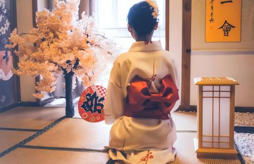 Why do Japanese people have a habit of taking off their shoes when entering a house? What to do if someone's feet smell bad?
