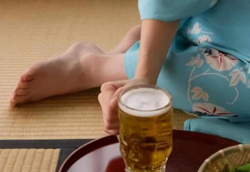 Why do Japanese people have a habit of taking off their shoes when entering a house? What to do if someone's feet smell bad?
