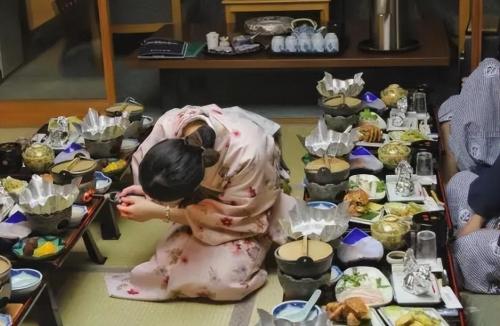 Why do Japanese people have a habit of taking off their shoes when entering a house? What to do if someone's feet smell bad?
