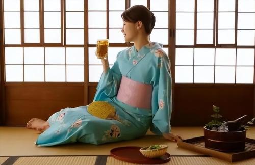 Why do Japanese people have a habit of taking off their shoes when entering a house? What to do if someone's feet smell bad?
