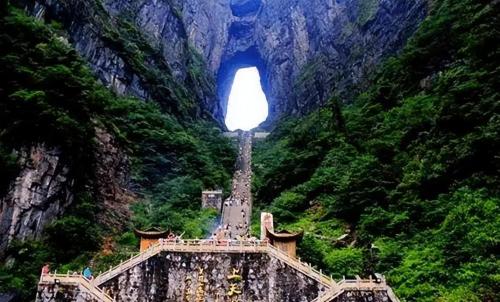This scenic spot in Hunan province cost $5.6 billion but ended up “failing” for a very real reason.