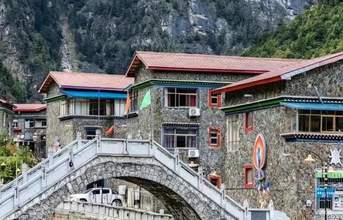 In some ancient villages of Tibet, "polyandry" is still practiced, but they get along very harmoniously.