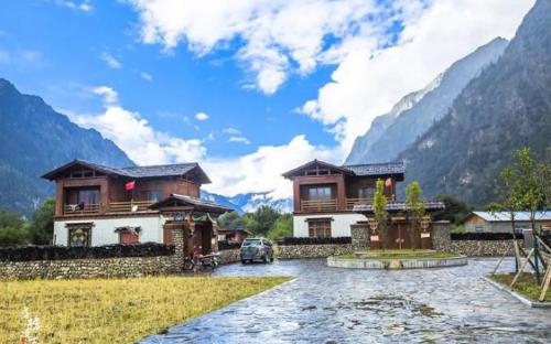 In some ancient villages of Tibet, "polyandry" is still practiced, but they get along very harmoniously.