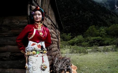 In some ancient villages of Tibet, "polyandry" is still practiced, but they get along very harmoniously.