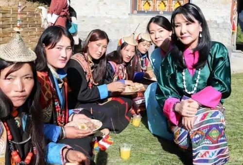 In some ancient villages of Tibet, "polyandry" is still practiced, but they get along very harmoniously.