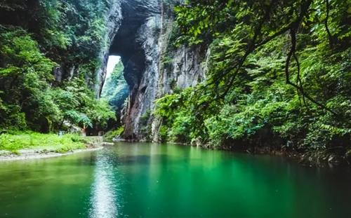 Chongqing has largest underground river in world, and its outlet is in Enshi, Hubei Province. A scientific expedition has explored it for 17 years.
