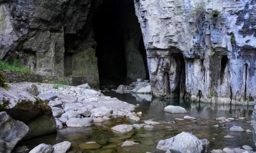 Chongqing has largest underground river in world, and its outlet is in Enshi, Hubei Province. A scientific expedition has explored it for 17 years.
