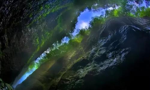 Chongqing has largest underground river in world, and its outlet is in Enshi, Hubei Province. A scientific expedition has explored it for 17 years.
